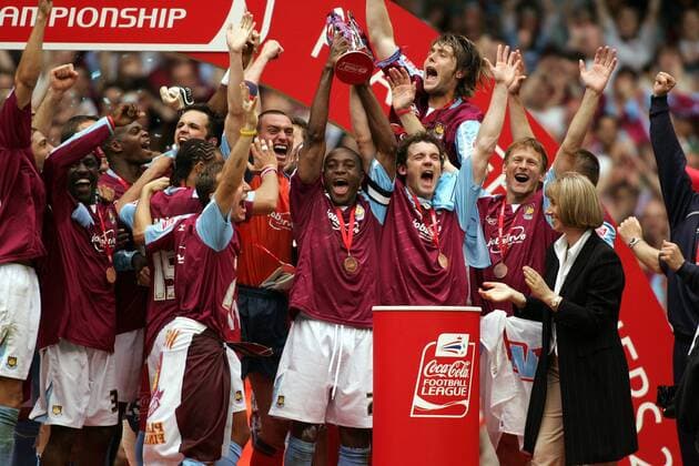 Die Spieler von West Ham feiern ausgelassen den Aufstieg - Vorn v.re. Teddy Sheringham, Christian Dailly und Nigel Reo Coker (mit Aufstiegspokal) -  Fußball Herren Football League Championship 2004 2005, 2. Englische Liga, West Ham United, Aufstiegsfeier, Feier Totale Papierschlangen Cardiff Wales Freude, Begeisterung,
