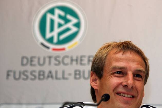 Bundestrainer Jürgen Klinsmann (Deutschland) gut gelaunt während der Pressekonferenz Fußball Herren Nationalmannschaft 2005, Nationalteam, PK, Pressetermin, Vdig Porträt Freude