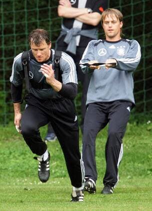 Schnellkrafttraining der Torhüter: Timo Hildebrand (re.) hält Jens Lehmann (beide Deutschland) am Gummiband Fußball Herren Nationalmannschaft 2005, Nationalteam, Training, Vorbereitung, Vdig Gruppe Gummibänder Dynamik, Kraft,