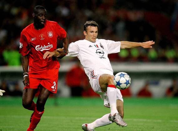 Andriy Shevchenko (re., Milan) gegen Djimi Traore (Liverpool) -  Fußball EC 1 Herren Champions League 2004 2005, Finale, Endspiel, AC Mailand - FC Liverpool 5:6 n.E., Vdig Gruppe Istanbul Dynamik,