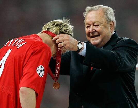 UEFA Präsident Lennart Johansson (re., Schweden) hängt Sami Hyypiä (Liverpool) die CL Goldmedaille um -  Fußball EC 1 Herren Champions League 2004 2005, Finale, Endspiel, FC Liverpool, Europapokalsieg, Europapokalsieger, Vdig Gruppe Europäischer Fußballverband Istanbul