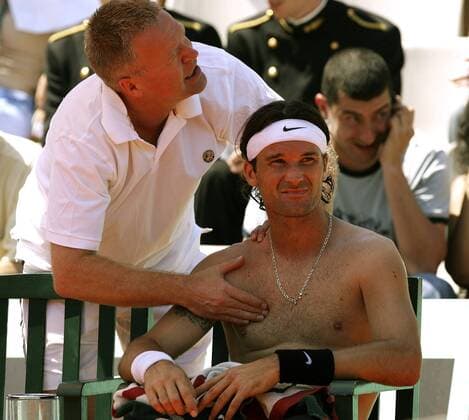 Carlos Moya (Spanien) lässt sich von einem Betreuer behandeln Tennis Herren French Open 2005, Grand Slam, ATP Tour Gruppe Roland Garros Paris Skepsis