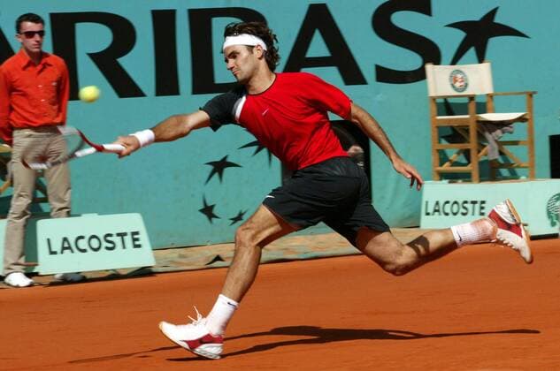 Roger Federer (Schweiz) - Vorhand Tennis Herren French Open 2005, Grand Slam, ATP Tour, Viertelfinale Einzelbild pan9607 Paris, Roland Garros Dynamik,  