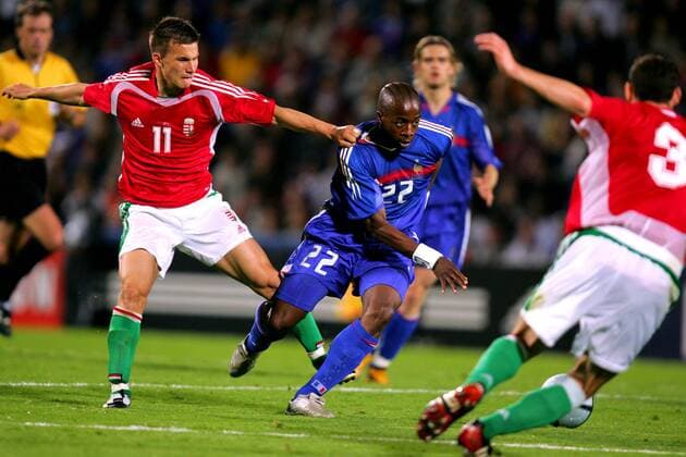 Sidney Govou (re., Frankreich) gegen Szabolcs Huszti (Ungarn) Fußball Länderspiel Herren Länderspiel 2005, Freundschaftsspiel, Test, Testspiel, Nationalmannschaft, Nationalteam, Vdig Gruppe pan9612 Metz Dynamik,  