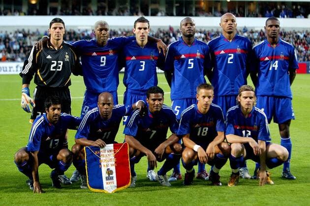 Mannschaftsbild Frankreich hi.v.li.: Torwart Gregory Coupet, Djibril Cisse, Anthony Reveillere, William Gallas, Jean Alain Boumsong, Eric Abidal; vorn: Vikash Dhorasoo, Sylvain Wiltord, Florent Malouda, Benoit Pedretti und Jerome Rothen Fußball Länderspiel Herren Länderspiel 2005, Freundschaftsspiel, Test, Testspiel, Nationalmannschaft, Nationalteam, Vdig Totale pan9611 Metz