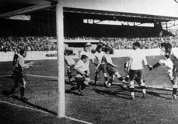 Strafraumszene aus dem ersten WM Finale 1930 - Uruguay (dunkle Hosen) schlägt Argentinien 4:2: hier erwartet Torwart Enrique Ballesteros (Uruguay) den Schuß eines Argentiniers -  Fußball WM Herren Weltmeisterschaft 1930, Nationalmannschaft, Nationalteam, Nationaltrikot, Länderspiel, Finale Gruppe Montevideo