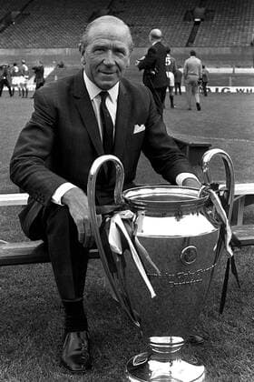 Trainer Sir Matt Busby (Manchester United) sitzt stolz neben dem Pokal, er gewann mit seinem Team den Landesmeistercup, was damit Manchester United als erstem englischem Klub gelang -  Fußball EC 1 Herren Europacup 1967 1968, Europapokal der Landesmeister, Europapokalsieg, Europapokalsieger, ManU Einzelbild Manchester