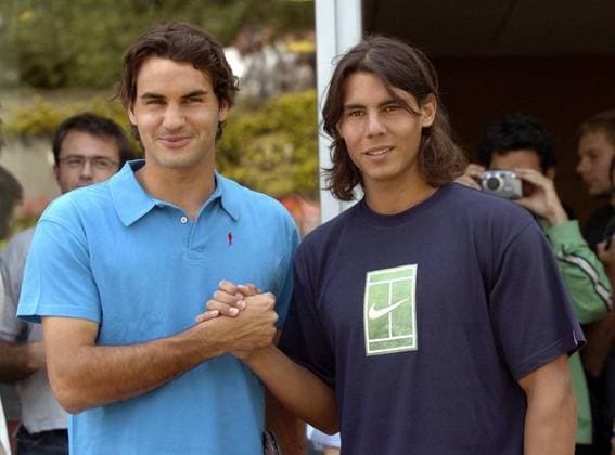 Roger Federer (li., Schweiz) und Rafael Nadal (Spanien) - Shakehands Tennis Herren French Open 2005, ATP Tour, Grand Slam, Shooting, Fotoshooting, Fototermin, Vdig Gruppe Roland Garros Paris Kameradschaft,