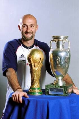 Welt- und Europameister Fabien Barthez (Frankreich) mit den dazugehörigen Pokalen, der Torwart hütete bei den Triumphen 1998 und 2000 jeweils das Gehäuse der Equipe Tricolore Fußball Herren Nationalmannschaft 2005, Nationalteam, Shooting, Fotoshooting, Fototermin, Vdig Einzelbild pan9058 Paris  