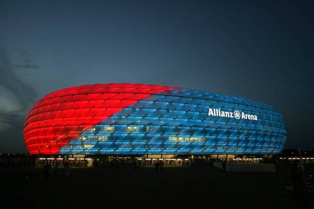 Die Allianz Arena leuchtet rot und blau - Die Farbe für ein Lokalderby zwischen dem FC Bayern und dem TSV 1860 Fußball Herren Saison 2004 2005, Test, Testspiel, FC Bayern München - TSV 1860 München 0:1 Totale AllianzArena München