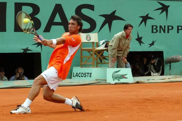 Mariano Puerta (Argentinien) - Rückhand Tennis Herren French Open 2005, Grand Slam, ATP Tour, Sand, Sandplatz, Sandplatztennis, Sandplatzturnier Einzelbild pan9634 Paris Roland Garros Dynamik,  