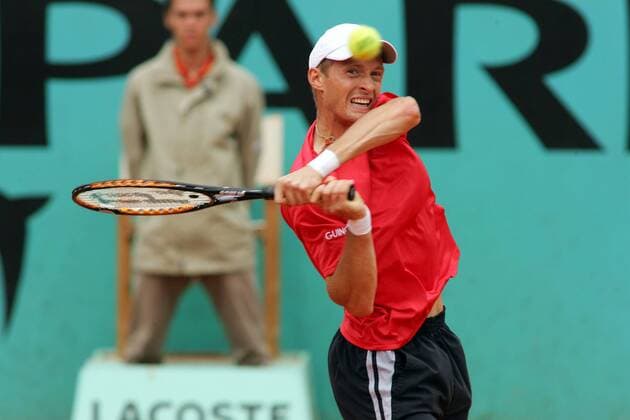 Nikolai Davydenko (Rußland) - beidhändige Rückhand Tennis Herren French Open 2005, Grand Slam, ATP Tour Einzelbild pan9634 Paris Roland Garros Dynamik,  