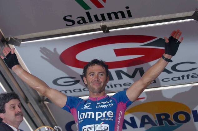 Gilberto Simoni (Lampre) gewinnt das Memorial Pantani - einen Rennen zu Ehren des früh verstorbenen Radprofis Marco Pantani (beide Italien) -  Radsport Herren Memorial Pantani 2005, Straßenradsport, Straße, Rad, Erinnerungsrennen, Erinnerung, erinnern Einzelbild