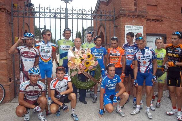 Teilnehmer des Memorial Pantani Rennen zu Ehren Marco Pantanis vor dem Friedhof, auf dem die sterblichen Überreste des früh verstorbenen Radprofis begraben sind -  Radsport Herren Memorial Pantani 2005, Straßenradsport, Straße, Rad, Erinnerungsrennen, Erinnerung, erinnern Totale