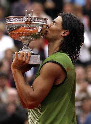French Open Sieger 2005 Rafael Nadal (Spanien) küßt glücklich seinen Pokal Tennis Herren French Open 2005, Grand Slam, ATP Tour, Finale, Endspiel Einzelbild Roland Garros Paris Freude,