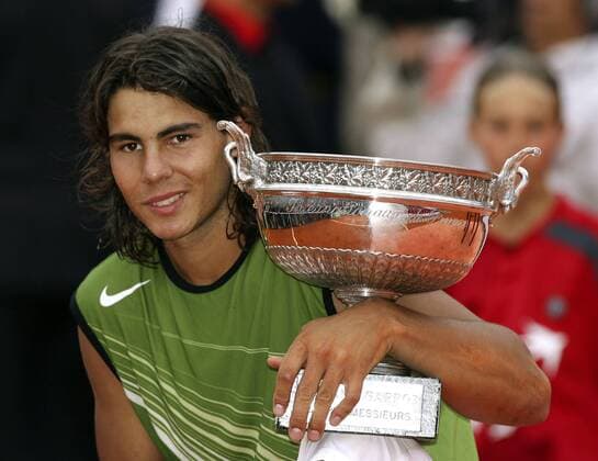 French Open Sieger 2005 Rafael Nadal (Spanien) mit dem Pokal Tennis Herren French Open 2005, Grand Slam, ATP Tour, Finale, Endspiel Einzelbild Roland Garros Paris Freude,