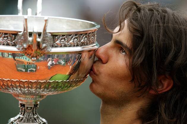 French Open Sieger 2005 Rafael Nadal (Spanien) küßt den Siegerpokal Tennis Herren French Open 2005, Grand Slam, ATP Tour, Finale, Endspiel Einzelbild pan9649 Paris Roland Garros Freude,  