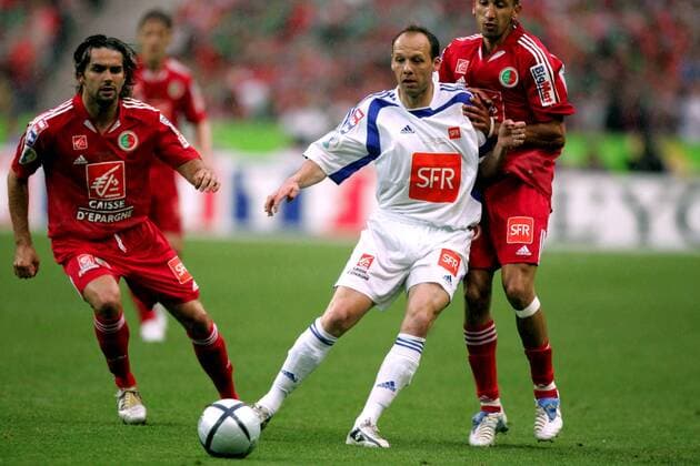 Yann Lachuer (Auxerre, vorn) gegen Belhadj, li. Laurent Gagnier (beide Sedan) Fußball Herren Coupe de France 2004 2005, Französischer Pokal, Pokalspiel, Finale, Endspiel, Pokalendspiel Gruppe pan9642 Paris, Pokalfinale Dynamik,  