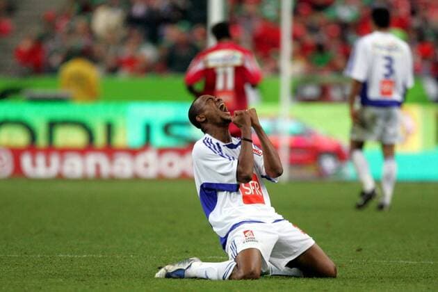 Bonaventure Kalou (Auxerre) - Torjubel Fußball Herren Coupe de France 2004 2005, Französischer Pokal, Pokalspiel, Finale, Endspiel, Pokalendspiel Einzelbild pan9642 Paris, Pokalfinale Freude, Begeisterung,  