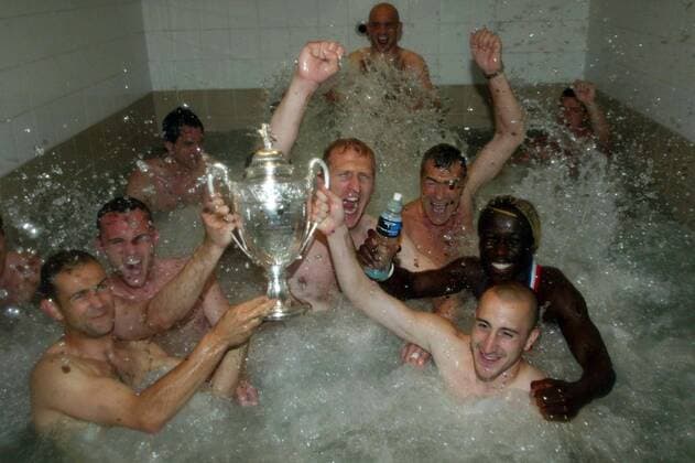 Die Pokalsieger vom AJ Auxerre lassen ihre Trophäe im Pool hochleben - Mit dabei u.a. Philippe Violeau (li.), Lionel Mathis (re.) und Bakari Sagna (dahinter) Fußball Herren Coupe de France 2004 2005, Französischer Pokal, Pokalspiel, Endspiel, Finale, Pokalendspiel Gruppe pan9644 Paris, Pokalfinale Freude,  