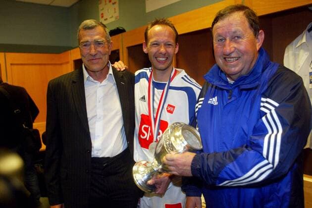 Der AJ Auxerre ist Pokalsieger 2004 2005 - v.li. Manager Gerard Bourgoin, Yann Lachuer und Trainer Guy Roux mit der Trophäe Fußball Herren Coupe de France 2004 2005, Französischer Pokal, Pokalspiel, Endspiel, Finale, Pokalendspiel Gruppe pan9644 Paris, Pokalfinale Freude,  