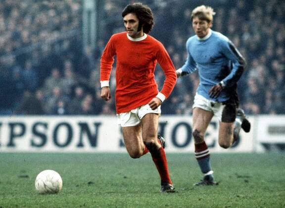 George Best (Manchester United, li.) am Ball -  Fußball Herren English First Division 1969 1970, 1. Englische Liga, Manchester City - Manchester United 4:0, ManU Einzelbild Manchester Dynamik,