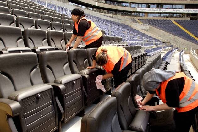 Fleißige Helfer kümmern sich in der fertiggestellten Commerzbank Arena um die Sauberkeit der Bestuhlung Fußball 1. BL Herren Stadionstory 2005, Fotostory, Reportage, Vorschau Saison 2005 2006, Eintracht Frankfurt, Vdig, Totale Waldstadion CommerzbankArena Commerzbank Arena Frankfurt M.