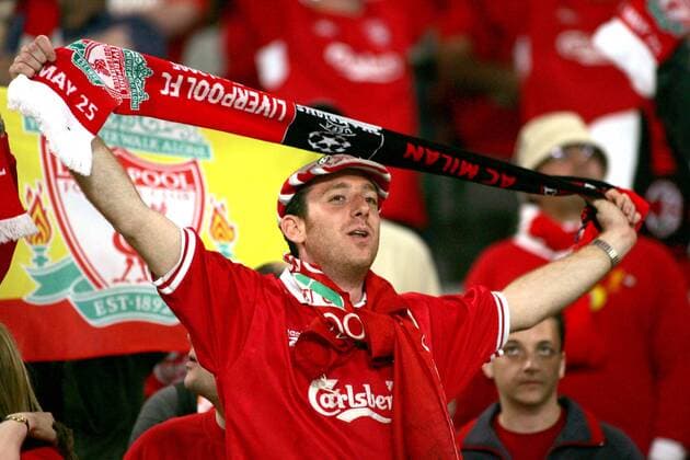 Liverpooler Fan mit dem Finalschal, wo auch der Gegner Milan seinen Platz findet Fußball EC 1 Herren Champions League 2004 2005, FC Liverpool - AC Mailand 6:5 n.E., Finale, Endspiel, Vdig Einzelbild Istanbul