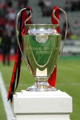Der Champions League Pokal mit Bändchen in den Vereinsfarben der beiden Finalisten: AC Milan und FC Liverpool Fußball EC 1 Herren Champions League 2004 2005, FC Liverpool - AC Mailand 6:5 n.E., Finale, Endspiel, Vdig Einzelbild Istanbul
