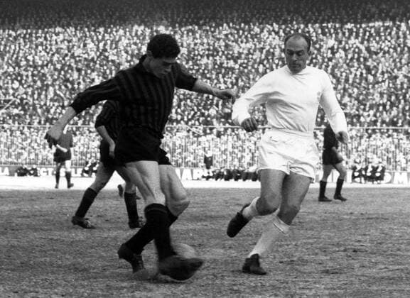 Bruno Mora (Milan, li.) gegen Alfredo di Stefano (Real Madrid) -  Fußball EC 1 Herren Europapokal der Landesmeister 1963 1964, Europacup, Viertelfinale, AC Mailand - Real Madrid CF 2:0 Gruppe Mailand
