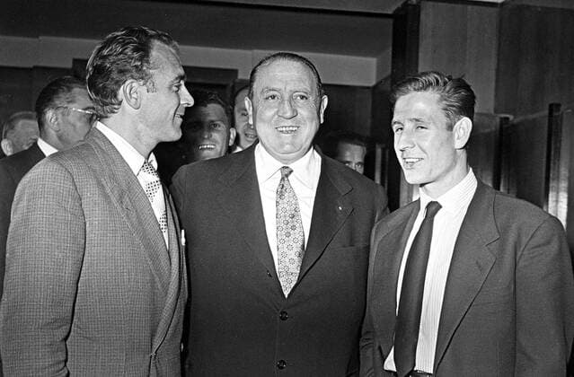 Alfredo di Stefano (li.), Präsident Santiago Bernabeu (Mitte) und Raymond Kopa (alle Real Madrid) -  Fußball Herren Primera Division 1956 1957, 1. Spanische Liga, Real Madrid CF Gruppe Madrid