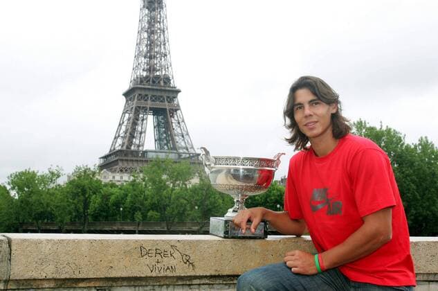 French Open Sieger Rafael Nadal (Spanien) mit seinem Siegerpokal in der Pariser Innenstadt unweit des Eiffelturmes Tennis Herren French Open 2005, Grand Slam, ATP Tour, Shooting, Fotoshooting, Fototermin Einzelbild pan9670 - Roland Garros Paris  