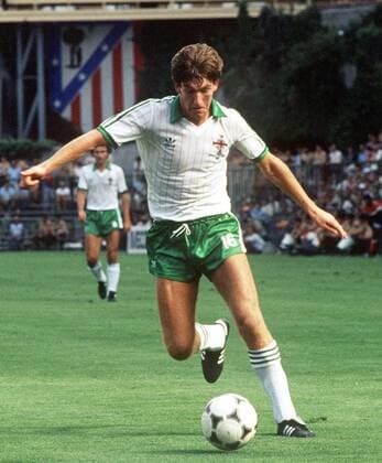 Norman Whiteside (Nordirland) am Ball -  Fußball WM Herren Weltmeisterschaft 1982, Nationalmannschaft, Nationalteam, Nationaltrikot, Länderspiel, Zwischenrunde Einzelbild Madrid Dynamik,