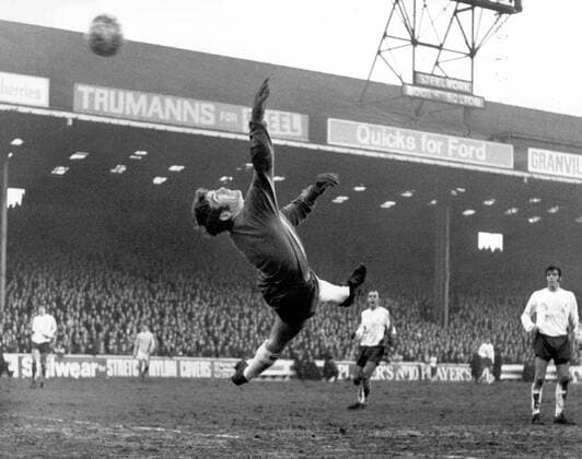 Torwart Pat Jennings (Tottenham) muss sich mächtig strecken -  Fußball Herren English First Division 1969 1970, 1. Englische Liga, Tottenham Hotspurs, Spurs Totale Manchester Dynamik, Höhe,