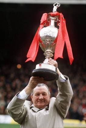 Trainer Bob Paisley (Liverpool) mit dem Meisterpokal -  Fußball Herren English First Division 1982 1983, 1. Englische Liga, Liverpool FC Einzelbild Liverpool Freude,
