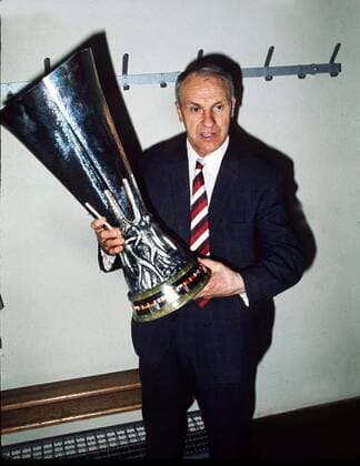 Trainer Bill Shankly (Liverpool) in der Kabine mit dem UEFA Pokal -  Fußball EC 3 Herren UEFA Cup 1972 1973, Pokal, Europapokal, Europacup, Finale, Endspiel, Liverpool FC Einzelbild Europacupsieg, Europacupsieger, Europapokalsieg Mönchengladbach, Europapokalsieger