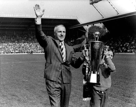 Trainer Bill Shankly (Liverpool) mit dem Pokal für die Ehrung als Manager of the Year, dankt den Anhängern -  Fußball Herren English First Division 1973 1974, 1. Englische Liga, Liverpool FC Gruppe Anfield Road Stadium, Stadion Liverpool Freude,