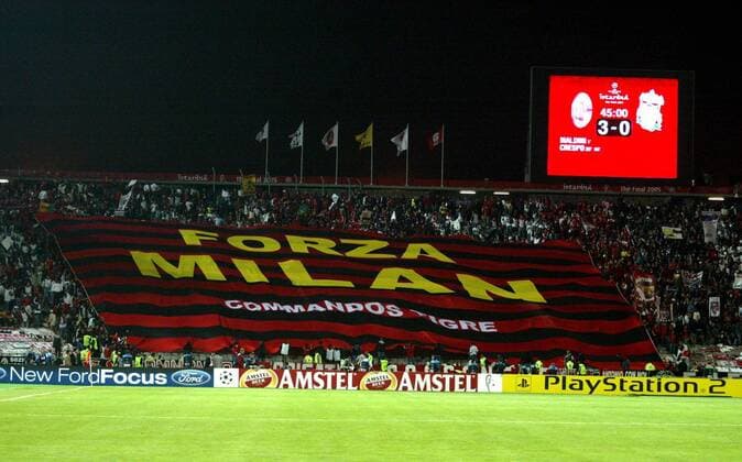 Forza Milan - der Mailänder Fanblock feiert mit einem Riesentransparent die 3:0 Halbzeitführung gegen den FC Liverpool Fußball EC 1 Herren Champions League 2004 2005, AC Mailand - FC Liverpool 5:6 n.E., Finale, Endspiel, Vdig, Amstel, Totale Olympiastadion, Olimpiyat, Atatürk, Bande Istanbul, Bandenwerbung, Werbebande, Werbung,