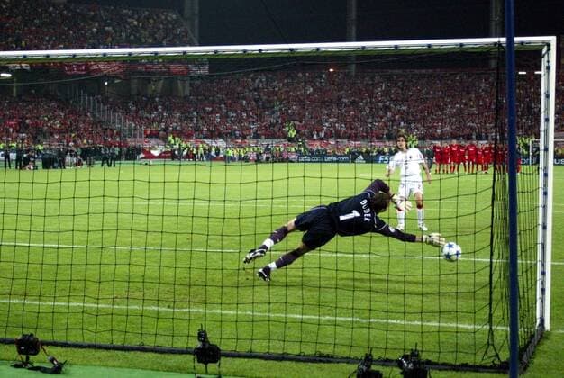 Elfmeterschießen: Andrea Pirlo (hi., Milan) scheitert an Torwart Jerzy Dudek (Liverpool) Fußball EC 1 Herren Champions League 2004 2005, AC Mailand - FC Liverpool 5:6 n.E., Finale, Endspiel, Vdig Totale Atatürk Olimpiyat, Hintertorperspektive Istanbul, Olympiastadion, Dynamik, Abwehr,