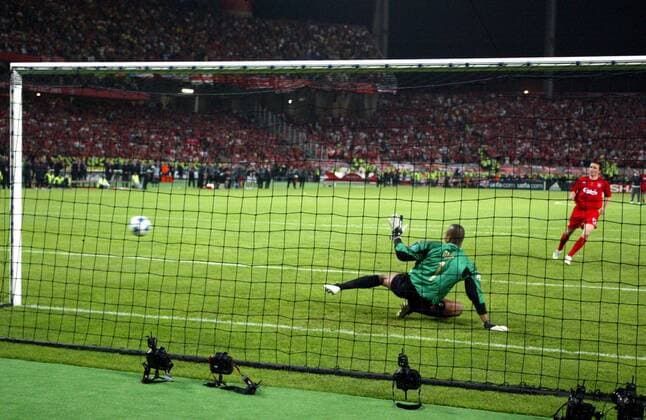 Elfmeterschießen: Vladimir Smicer (hi., Liverpool) verlädt Torwart Dida (Milan) Fußball EC 1 Herren Champions League 2004 2005, AC Mailand - FC Liverpool 5:6 n.E., Finale, Endspiel, Vdig Totale Atatürk Olimpiyat, Hintertorperspektive Istanbul, Olympiastadion,