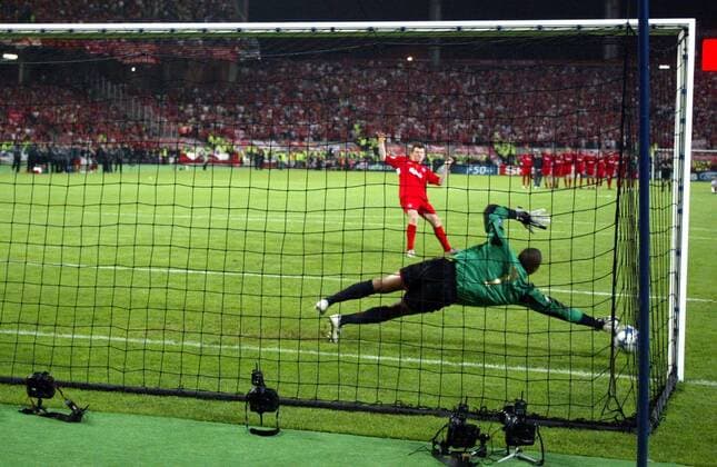Elfmeterschießen: John Arne Riise (hi., Liverpool) scheitert an Torwart Dida (Milan) Fußball EC 1 Herren Champions League 2004 2005, AC Mailand - FC Liverpool 5:6 n.E., Finale, Endspiel, Vdig Totale Atatürk Olimpiyat, Hintertorperspektive Istanbul, Olympiastadion, Dynamik, Abwehr,