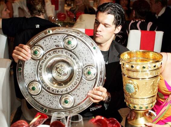 Michael Ballack (Bayern) betrachtet die Double Trophäen der Saison 2004 2005 Fußball Herren DFB Pokal 2004 2005, FC Bayern München, Finale, Endspiel, Pokalfinale, Pokalendspiel, Pokalspiel Einzelbild Berlin
