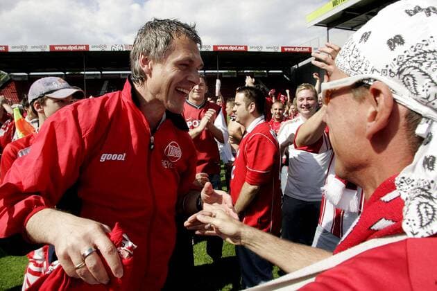 Fußball, Trainerhistorie, Kickers Offenbach Trainer Hans Jürgen Boysen (Offenbach) feiert den Aufstieg mit den Fans Fußball Herren Regionalliga Süd 2004 2005, 3. Liga, Offenbacher Kickers, OFC, feiern, Feier, Aufstieg Gruppe Mainz Freude,