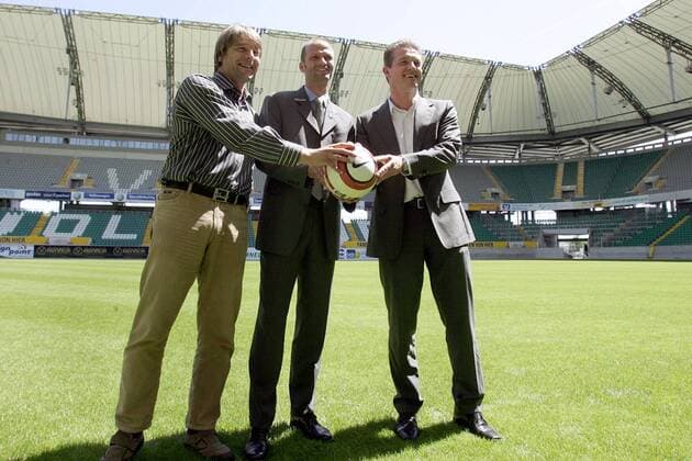Manager Thomas Strunz (re) präsentiert mit Trainer Holger Fach (Mitte) und seinem Assistenten Michael Oenning das neue Trainergespann des VfL Wolfsburg Fußball 1. BL Herren VfL Wolfsburg 2005, Vorstellung, Präsentation, Pressetermin Gruppe VolkswagenArena, Volkswagen Arena, VWArena, VW Wolfsburg