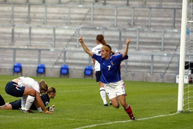 Stephanie Mugneret Beghe (Frankreich, 7) - Torjubel, daneben Siri Nordby und Torfrau Bente Nordby (beide Norwegen) enttäuscht Fußball EM Damen Europameisterschaft 2005, Frauen, Frauenfußball, Gruppe B, Nationalmannschaft, Nationalteam Gruppe pan9693 Warrington Freude,  