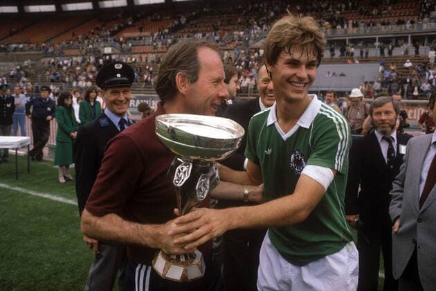 Europameister BR Deutschland, v.li.: Trainer Dietrich Weise und Ralf Loose mit dem Europameisterpokal Fußball EM Herren U19 Europameisterschaft 1981, Junioren, U 19, Finale, Endspiel, BRD Gruppe Düsseldorf Harmonie, Freude,