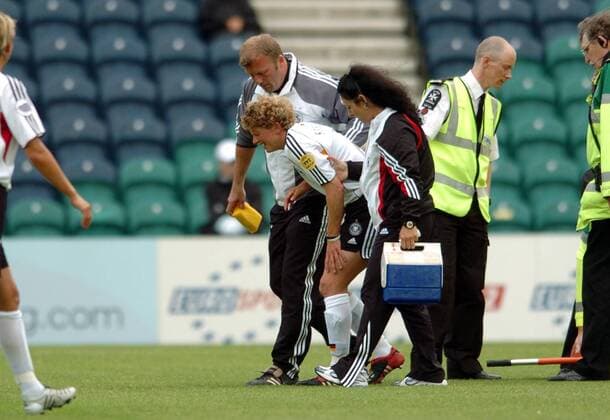 Kerstin Stegemann (Mitte) wird von Physiotherapeutin Shyrin Spreitzer (vorn) und Mannschaftsarzt Dr. Ulrich Schmieden (alle Deutschland) verletzt vom Platz geführt Fußball EM Damen Europameisterschaft 2005, Frauen, Frauenfußball, Gruppe B, Nationalmannschaft, Nationalteam Gruppe Preston