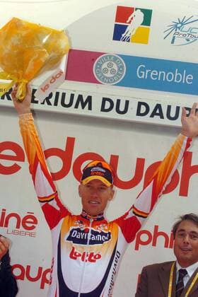 Axel Merckx (Belgien Davitamon Lotto) gewinnt die 5. Etappe bei der Dauphine Libere 2005 und lässt sich während der Siegerehrung gebührend feiern -  Radsport Herren Dauphine Libere 2005, ProTour, Straßenradsport, Straße, Rad Einzelbild 5. Etappe: Vaison la Romaine - Grenoble