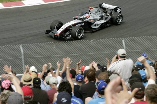 Kimi Räikkönen (Finnland McLaren Mercedes) in seinem Boliden vor den jubelnden Fans Motorsport Grand Prix Herren Großer Preis von Kanada 2005, Formel 1 Weltmeisterschaft, F1, F, GP, WM, Freies Training Einzelbild Montreal