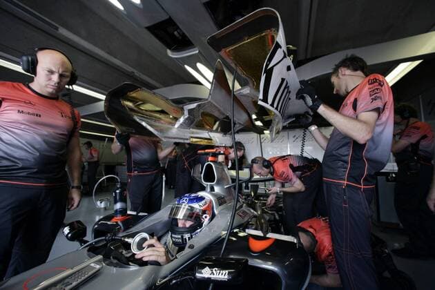 Letzte Vorbereitungen am Boliden von Kimi Räikkönen (Finnland McLaren Mercedes) Motorsport Grand Prix Herren Großer Preis von Kanada 2005, Formel 1 Weltmeisterschaft, F1, F, GP, WM, Freies Training Gruppe Montreal